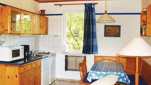 Maison | Cuisine privée | Réfrigérateur, batterie de cuisine, vaisselle et ustensiles