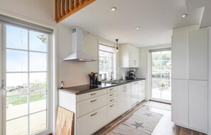 Fridge, cookware/dishes/utensils
