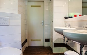 A modern bathroom with a toilet, bidet, and two sinks. - Awesome Apartment in Otterndorf With 2 Bedrooms and Wifi (Otterndorf)
