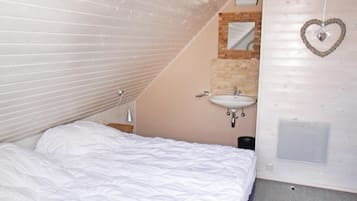 3 bedrooms, bed sheets
