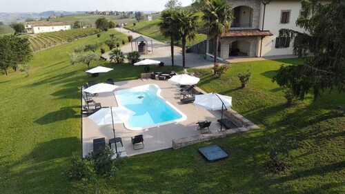 The Country House, totally exclusive for groups and family units.
