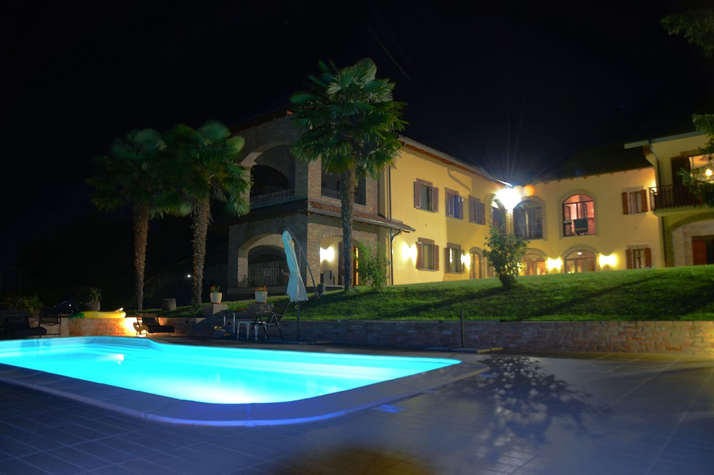 Country house with swimming pool and panoramic views of the Unesco hills