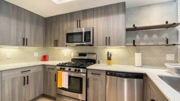 Køleskab, mikrobølgeovn, ovn, kogeplade