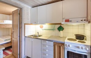 Apartment | Private kitchen | Fridge, cookware/dishes/utensils