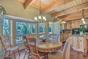 Dining - Duck Creek Village Cabin: Hike, Ski, & Bike! (Duck Creek Village)