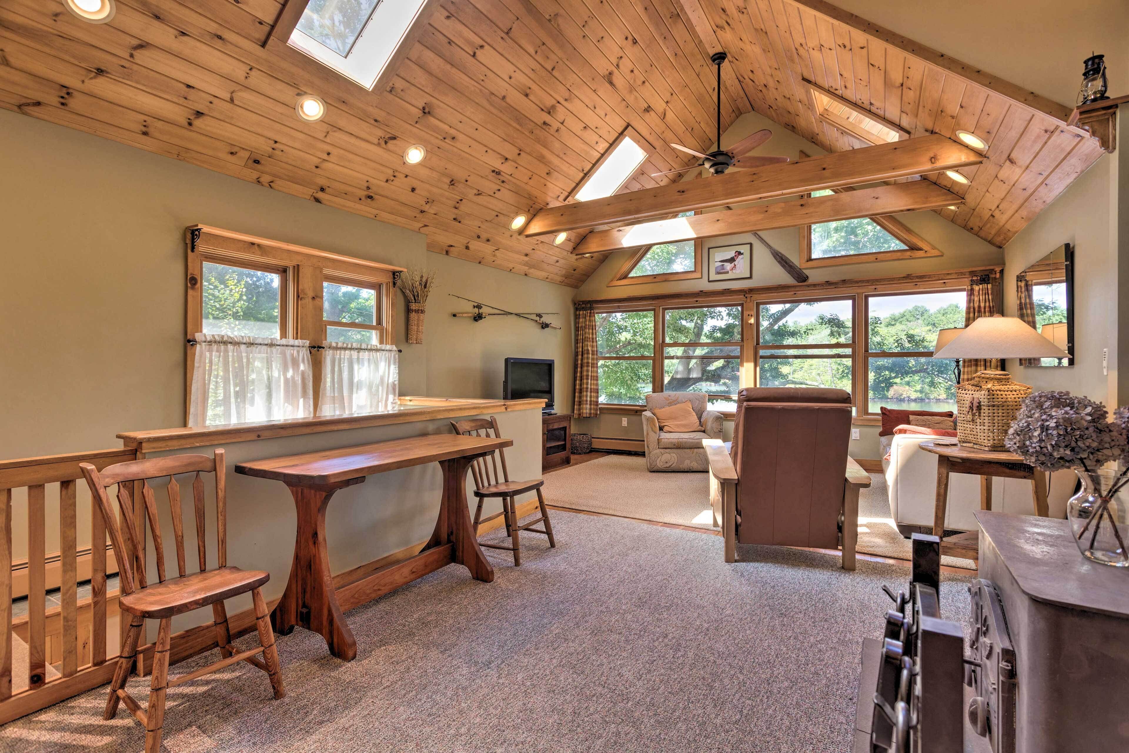 Beautiful Lakeside Milford Family Home & Deck