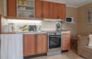 House | Private kitchen | Fridge, cookware/dishes/utensils