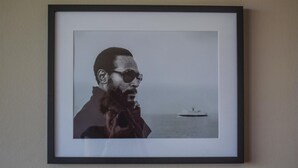 A framed photograph of a person with a ship in the background. - Royal Ascot S2 Ref. 8 (Ostend)