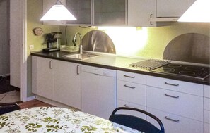 Apartamento | Cozinha privada | Geladeira, talheres/pratos/utensílios de cozinha