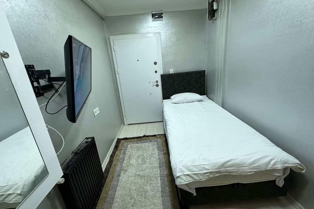 1 bedroom, down comforters, desk, laptop workspace