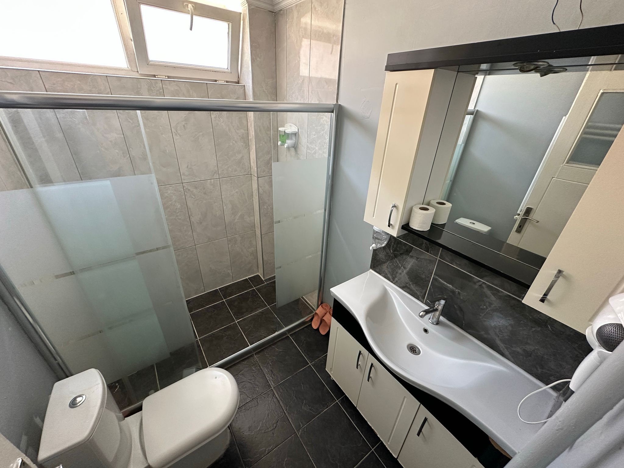 Suite Standard | Salle de bain | Articles de toilette de luxe, sèche-cheveux, peignoirs
