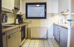 House | Private kitchen | Fridge, cookware/dishes/utensils