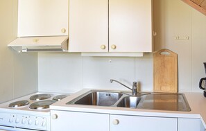 Apartment | Private kitchen | Fridge, cookware/dishes/utensils