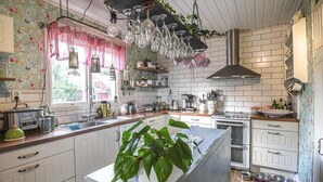 House | Private kitchen | Fridge, cookware/dishes/utensils - Beautiful Home in Vara With 4 Bedrooms and Wifi (Vara)