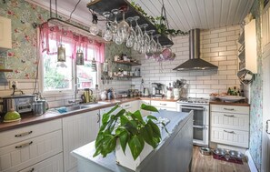 House | Private kitchen | Fridge, cookware/dishes/utensils - Beautiful Home in Vara With 4 Bedrooms and Wifi (Vara)