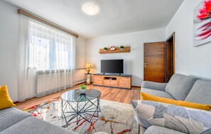Hus (Awesome home in Trnovec with WiFi and) | Oppholdsrom | Smart-TV
