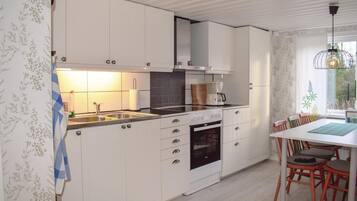 Nhà | Bếp riêng | Tủ lạnh, dụng cụ nấu nướng/bát dĩa/dao nĩa