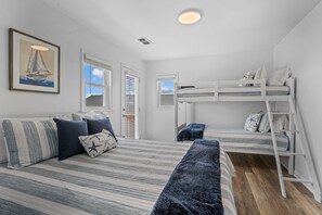 2 camere, una scrivania, ferro/asse da stiro, culla da viaggio