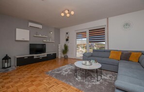 Ferienhaus | Wohnzimmer | Fernseher, Tischtennisplatte