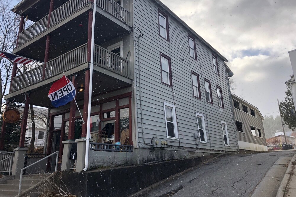 4 Bd, 1 Bth, Prime Location, ASR Main St Apt 2