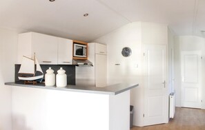 House | Private kitchen | Fridge, cookware/dishes/utensils - Stunning Home in Lauwersoog With 2 Bedrooms and Wifi (Lauwersoog)