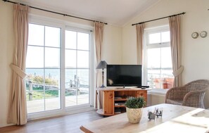 Huis | Woonkamer | Televisie en een open haard