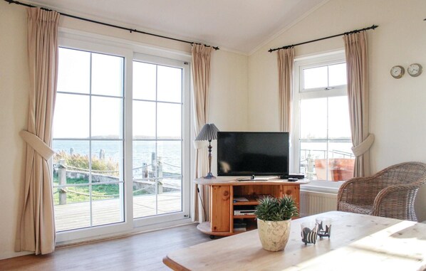 House | Living room | TV, fireplace - Stunning Home in Lauwersoog With 2 Bedrooms and Wifi (Lauwersoog)