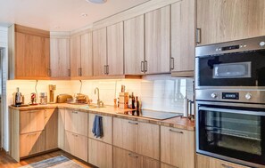 Private kitchen - Amazing Apartment in Svenljunga With 3 Bedrooms, Wifi and Jacuzzi (Svenljunga)