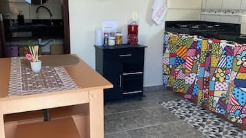 Apartemen Standar | Dapur pribadi | Lemari es, microwave, kompor, dan ketel listrik