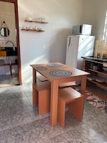 Appartamento Standard | Cucina privata | Frigorifero, microonde, piano cottura, bollitore elettrico