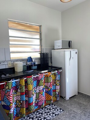 Fridge, microwave, stovetop, electric kettle - Apartamento encantador (Florianópolis)