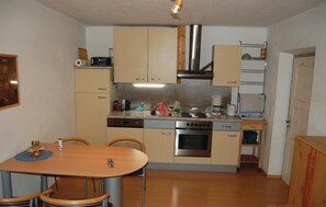 Appartement | Cuisine privée | Réfrigérateur, batterie de cuisine, vaisselle et ustensiles