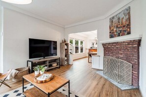 Smart TV - Perch - Queen Ann Vintage Charm: Spacious & Cozy 3BR/2BA Home (Seattle)