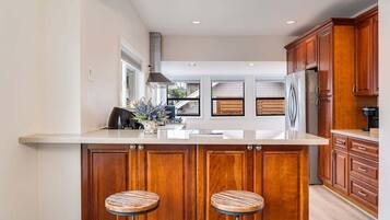 Een koelkast, een magnetron, een oven, een kookplaat