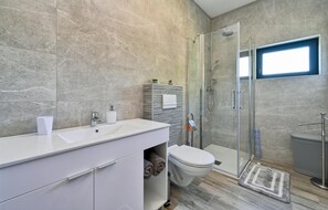 A modern bathroom with a glass shower enclosure, a white sink, and a toilet. - Nice Home in Stubicke Toplice With Wifi, Outdoor Swimming Pool and Heated Swimming Pool (Stubicke Toplice)