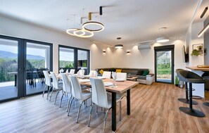 Maison | Salle de séjour | TV connectée, baby-foot, table de tennis de table