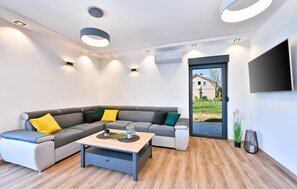 Casa | Sala de estar | Una Smart TV, un futbolín, una mesa de tenis de mesa