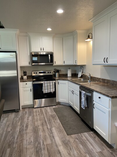 Quiet and cozy, a remodeled dairy with panoramic mountain views. .