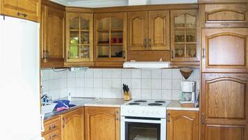 House | Private kitchen | Fridge, cookware/dishes/utensils