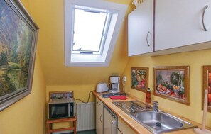 Apartamento | Cozinha privada | Geladeira, talheres/pratos/utensílios de cozinha