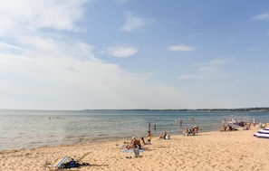 A beach with people sunbathing and swimming. - Klitterbyn 16 (Angelholm)