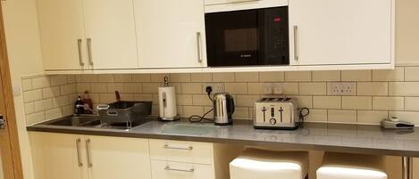 Refrigerador, microondas, tetera eléctrica y tostadora