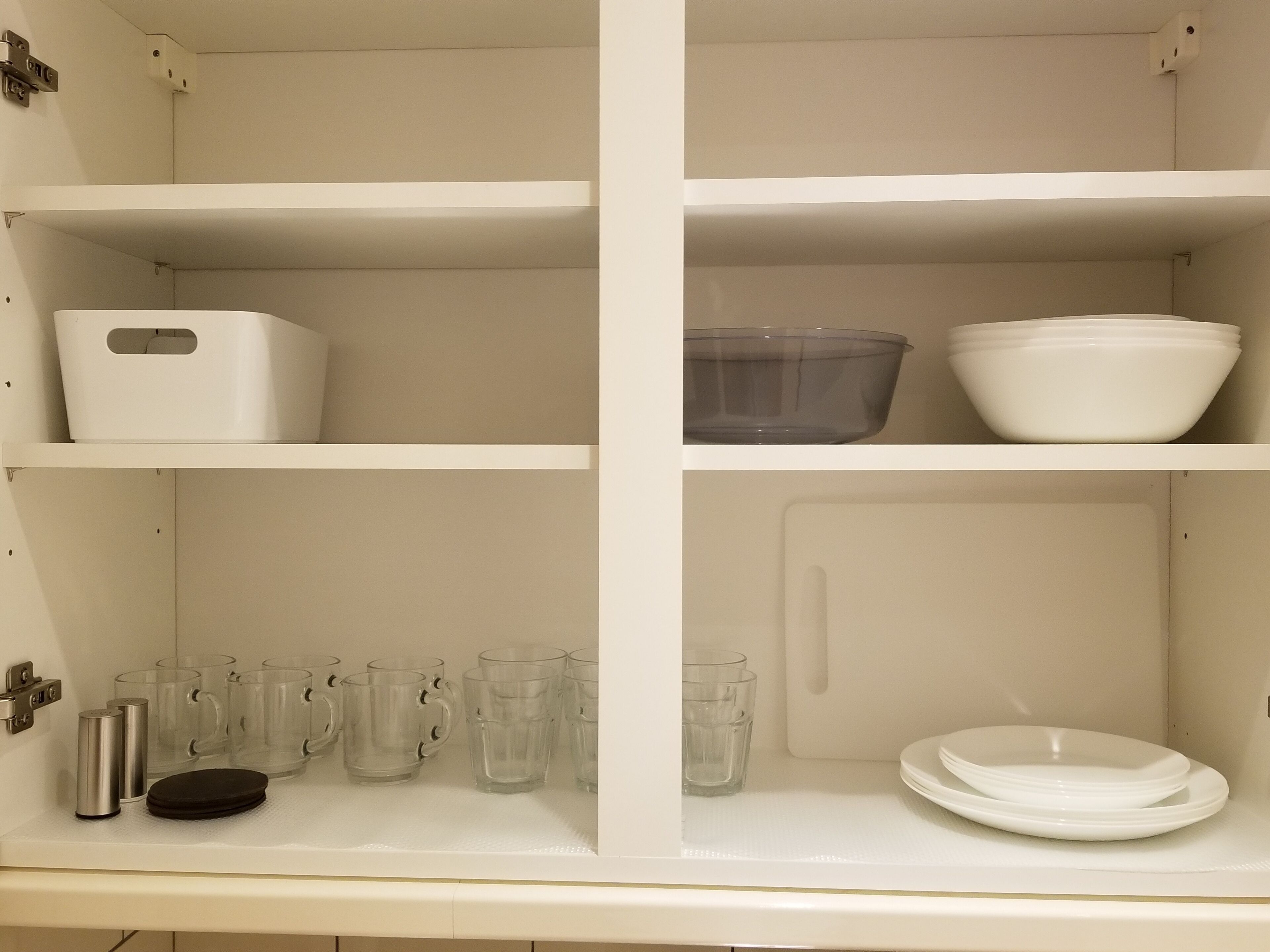 Een koelkast, een magnetron, een waterkoker, een broodrooster