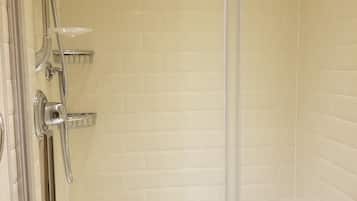 Ducha, secador de pelo, toallas y jabón