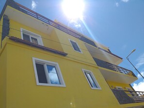 Mặt tiền nơi lưu trú