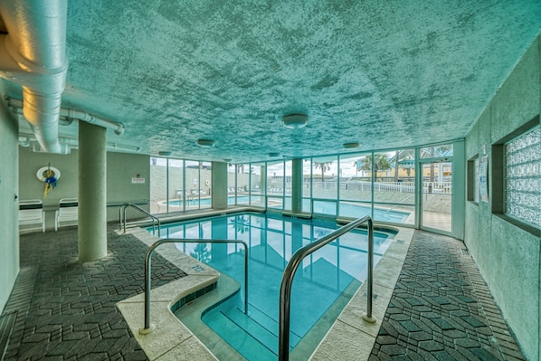 Alberca techada y alberca climatizada