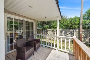 Terrace/patio - Soul Shine - Pet Friendly - Directly Across From the Beach (North Myrtle Beach)