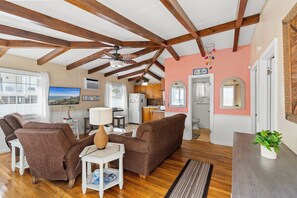 Smart TV - Soul Shine - Pet Friendly - Directly Across From the Beach (North Myrtle Beach)