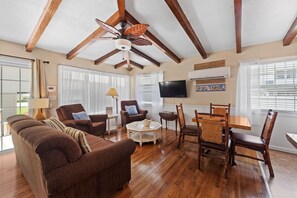 Smart TV - Soul Shine - Pet Friendly - Directly Across From the Beach (North Myrtle Beach)
