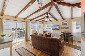 Smart TV - Soul Shine - Pet Friendly - Directly Across From the Beach (North Myrtle Beach)